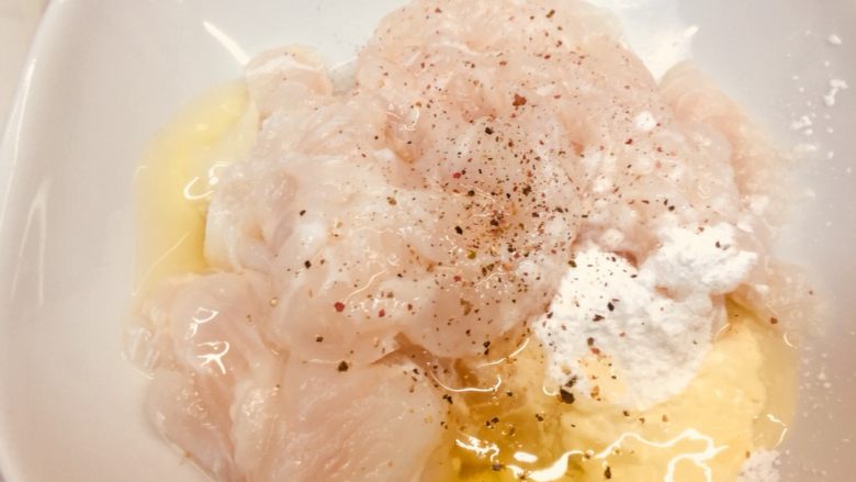 水煮鱼片,加黑胡椒(可以加料酒