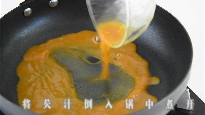 玲珑剔透翡翠白云卷,既好吃造型也美观。,将勾芡汁倒入锅中煮开
