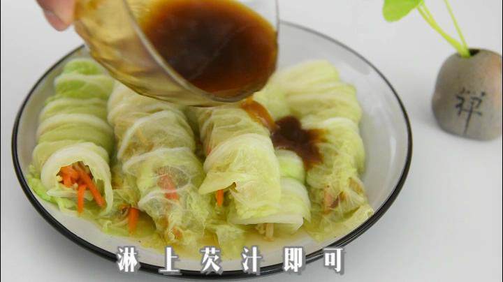 玲珑剔透翡翠白云卷,既好吃造型也美观。,
淋上芡汁即可
