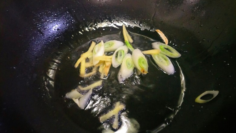 尖椒炒肚片,锅里放色拉油,待油温在7-8成开放入葱姜爆香