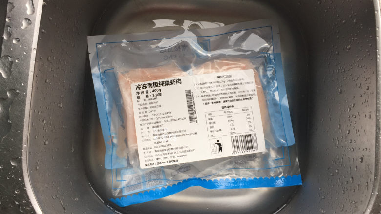 虾仁土豆泥,将磷虾肉放在冷水里浸泡解冻;