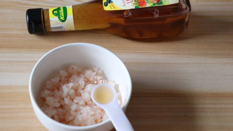 虾仁土豆泥,加入1小勺冠利苹果醋;