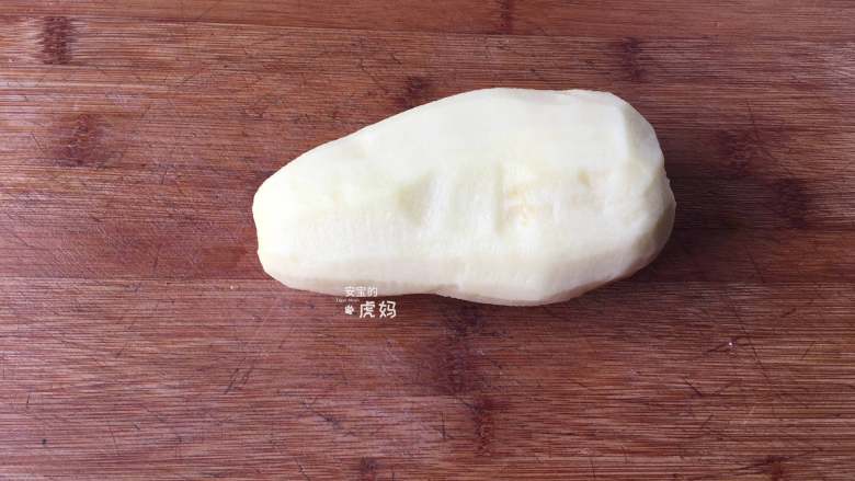 虾仁土豆泥,将土豆去皮洗净;