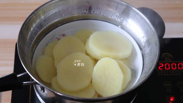 虾仁土豆泥,放入蒸锅内蒸熟,大约15分钟左右;