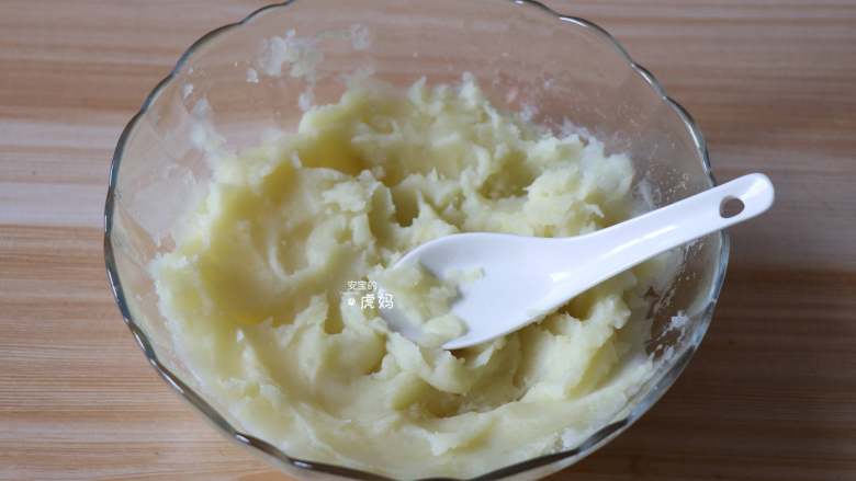 虾仁土豆泥,趁热用勺子压成泥,给低龄宝宝吃为了更细腻一定要压的很碎很碎哦;