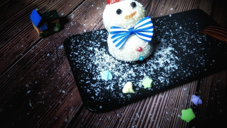 雪人⛄️的畅想~草莓🍓大福,黑胡椒点眼睛👀,番茄酱点微笑唇,一个小雪人做好了!太可爱了!