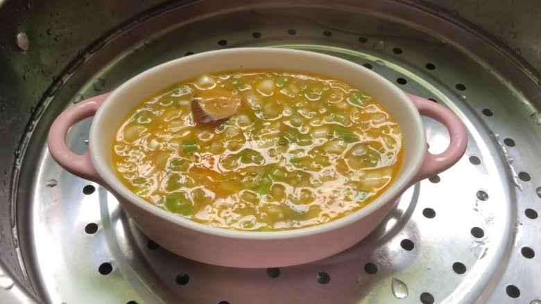 鸡蛋皮蛋烩,水开上锅蒸,大火10分钟左右。