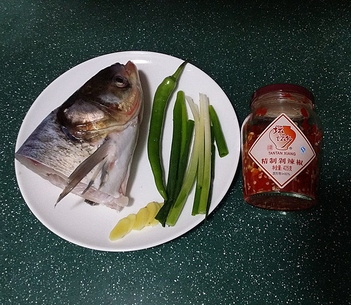 剁椒鱼头,备好食材,剁椒可以自己做,也可以跟我一样买现成的