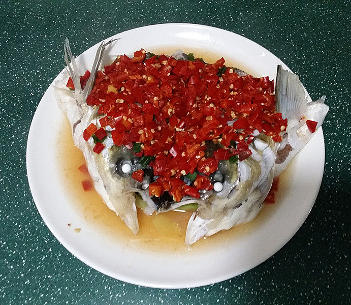 剁椒鱼头,蒸好后取出盘子、抽掉鱼头下面的筷子,若觉汤汁较多可倒掉点、我喜欢卤汁多点更好吃