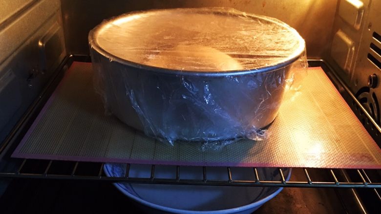 起酥面包,送入烤箱发酵60分钟,底部放热水,30分钟后换一碗热水。