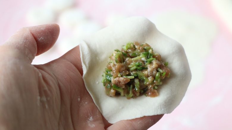 豌豆苗饺子,包上适量肉馅儿;