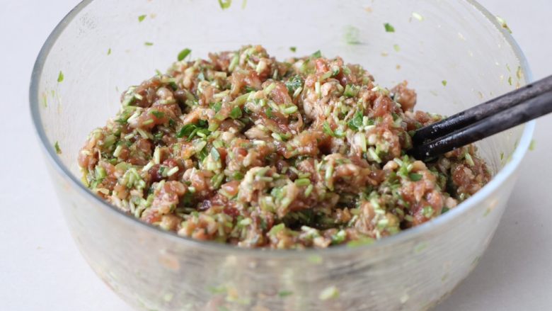 豌豆苗饺子,再次顺时针拌至上劲;