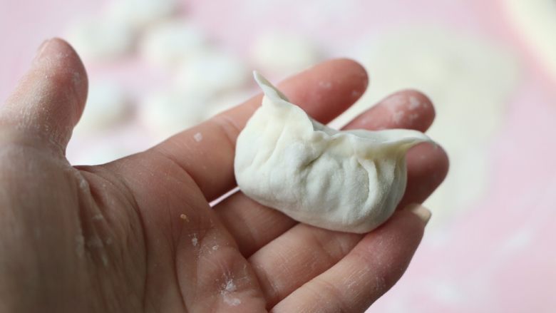 豌豆苗饺子,包成自己想要的样子;