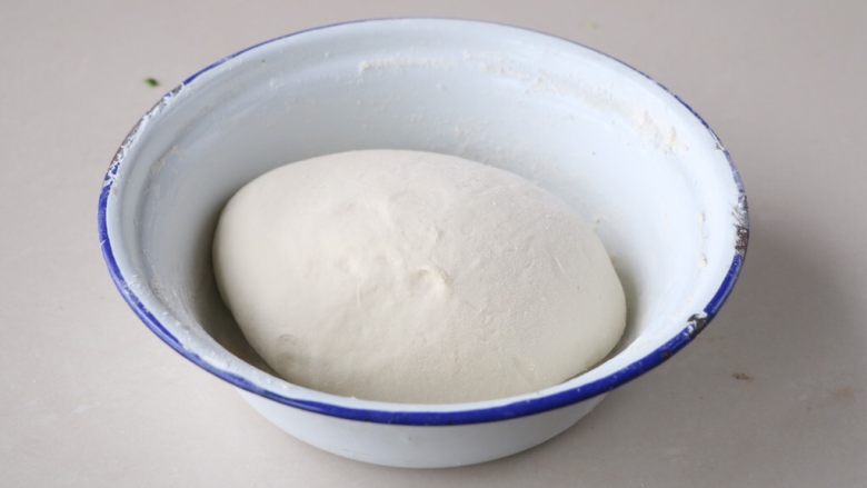 豌豆苗饺子,面粉里加入适量的温开水,和成柔软不粘手的面团,静置15分钟;