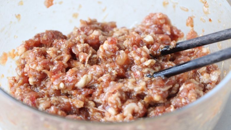 豌豆苗饺子,顺时针拌至上劲;