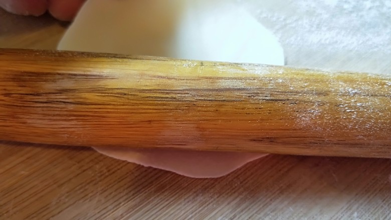 猪肉胡萝卜花样蒸饺,我喜欢轧面皮,又快又圆。