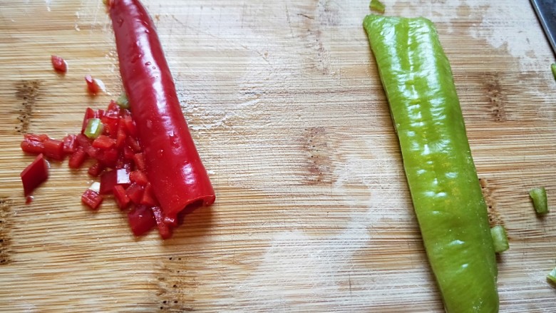 猪肉胡萝卜花样蒸饺,红美人椒去籽切成小丁,尖椒也是切小丁。