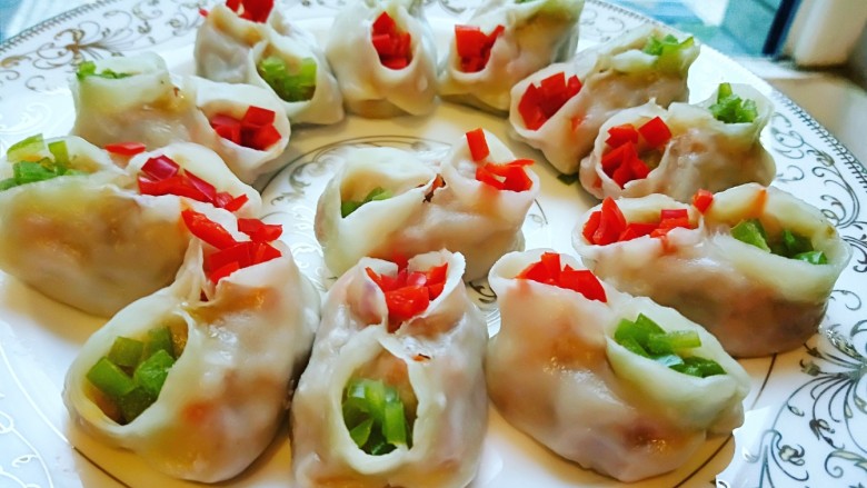 猪肉胡萝卜花样蒸饺,看着又食欲吧,两种辣椒都不是辣的,喜欢吃辣的可以放小米椒,