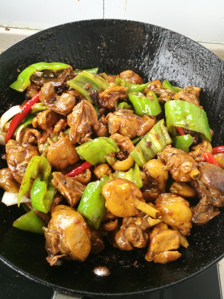 猪油炒鸡,最后倒入小米辣和青椒,调入适量盐翻炒均匀即可出锅。喜欢超辣的可以把小米辣切开。