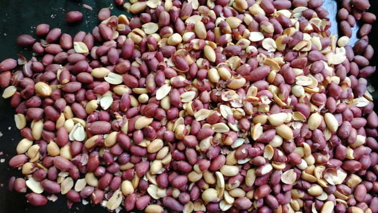 豆腐皮粄~客家小吃,先把<a style='color:red;display:inline-block;' href='/shicai/ 4262'>花生米</a>烤香