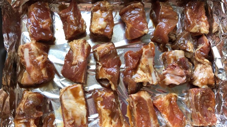 美味烤排骨,烤盘垫锡纸,取出码在烤盘上,葱姜蒜不要