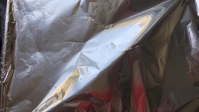 美味烤排骨,在上面密封上锡纸,烤箱220度50分钟