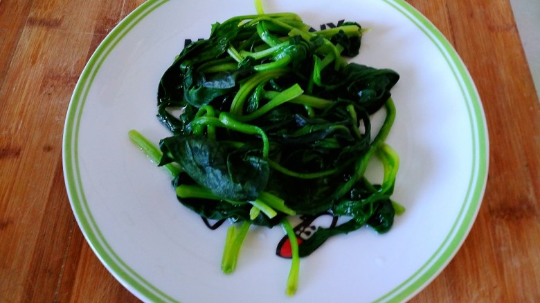 金针菇菠菜鸡蛋汤,捞出控干水份,放入盘里备用