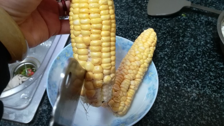 金灿灿的玉米炒饭,就这样,一路向前,就会有一条”路“,接着用右手拇指稍微用力一按,玉米粒就会掉下来。