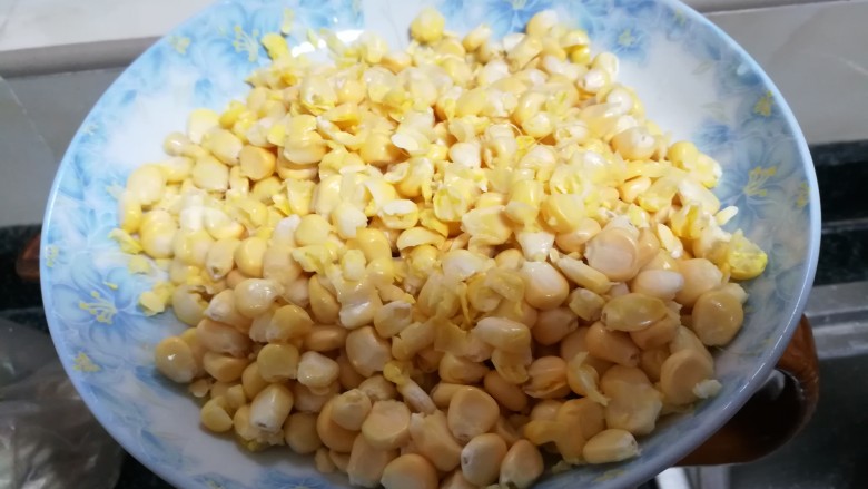 金灿灿的玉米炒饭,剥好的玉米粒,是不是很完整?