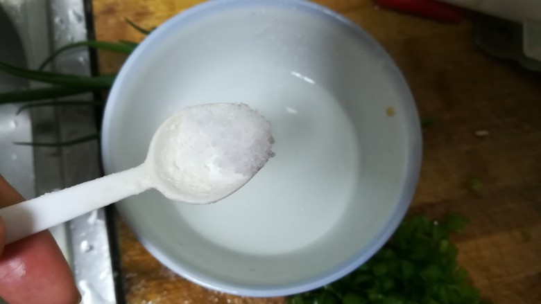 金灿灿的玉米炒饭,这时候准备炒饭的调料,一点点水,加点盐巴