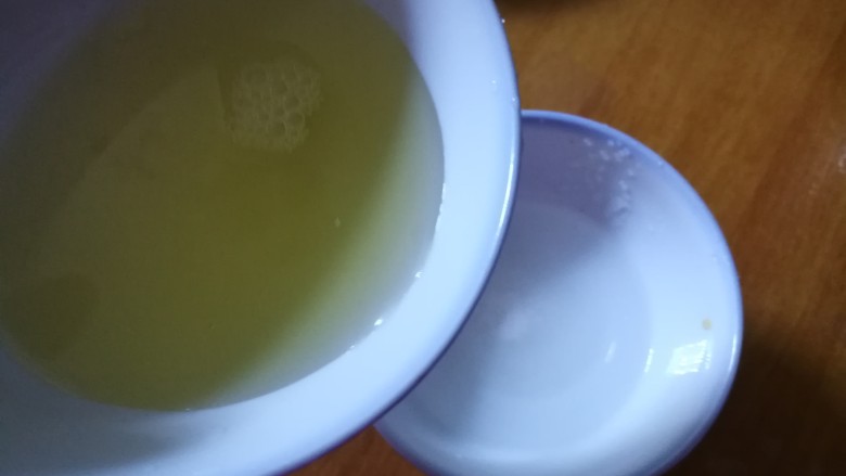 金灿灿的玉米炒饭,加点老酒,搅拌均匀。
偷偷告诉你,炒饭和老酒是绝配哦,非常香,非常好吃。