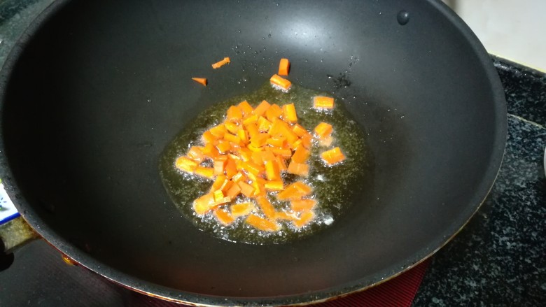金灿灿的玉米炒饭,油热,下<a style='color:red;display:inline-block;' href='/shicai/ 25'>胡萝卜</a>爆炒