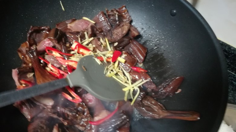 #下酒菜#让人超级有食欲的酱鸭,下姜丝,<a style='color:red;display:inline-block;' href='/shicai/ 86663'>红辣椒</a>丝