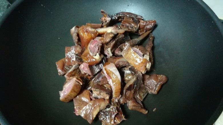 #下酒菜#让人超级有食欲的酱鸭,锅烧热后马上下酱鸭,不要下油哦,因为鸭子本身都有油的。