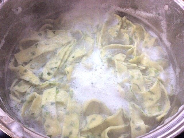韭菜鸡蛋手擀面,烧水下面,点两次水就可以了