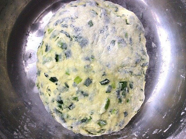 韭菜鸡蛋手擀面,在揉成面团,醒20分钟