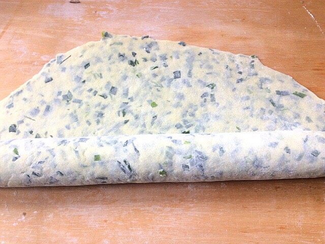 韭菜鸡蛋手擀面,擀面时要撒上少许干面粉,防止粘