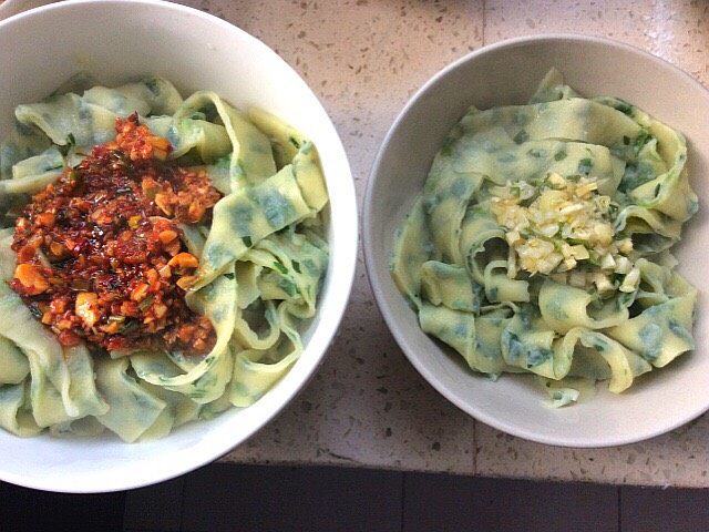 韭菜鸡蛋手擀面,面捞出浇上汁子,给老爸另外泼的蒜汁
