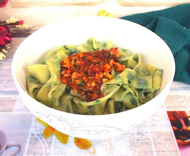 韭菜鸡蛋手擀面,快搅拌一下,等不急了