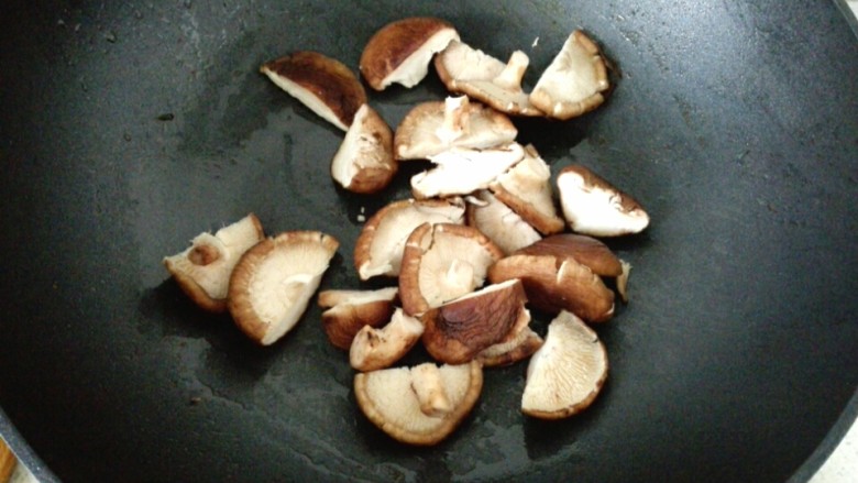 香菇菜心,妙招二:锅烧热,不加油,中小火把香菇干炒一会儿,炒掉香菇中的水气,至表面有些变色金黄即可。这样可以使香菇在下一步的操作中更入味,更容易吸收料汁的味道。