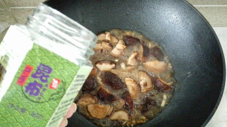 香菇菜心,所需调味料调成料汁,加入适量水,倒入锅中,煮开,加入昆布粉。