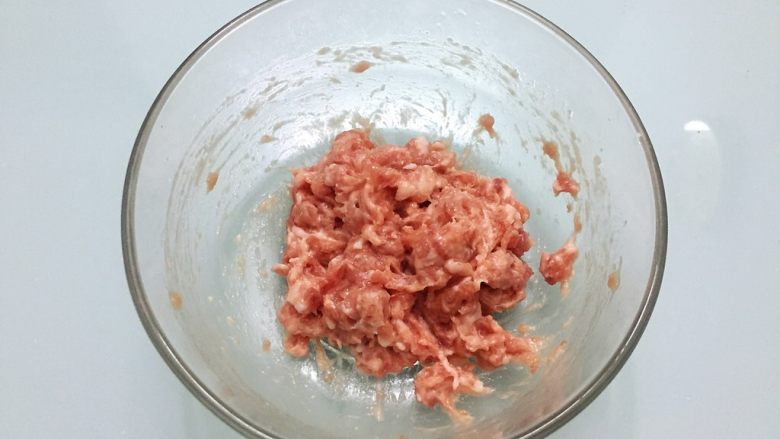 肉末豆腐,<a style='color:red;display:inline-block;' href='/shicai/ 414'>猪肉</a>剁成末，加入<a style='color:red;display:inline-block;' href='/shicai/ 718'>料酒</a>、盐、食用油抓匀腌制半小时