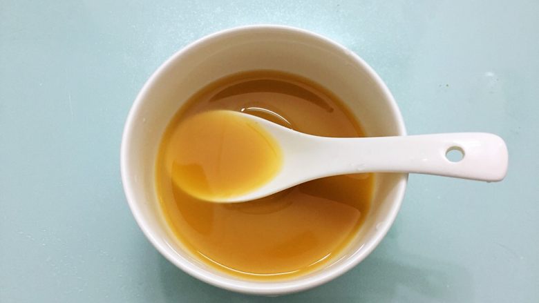肉末豆腐,把酱汁材料放入碗中搅拌均匀调成酱汁备用