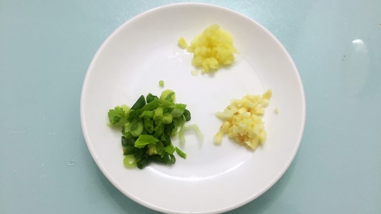 肉末豆腐,<a style='color:red;display:inline-block;' href='/shicai/ 3250'>葱</a><a style='color:red;display:inline-block;' href='/shicai/ 37'>姜</a>蒜切末