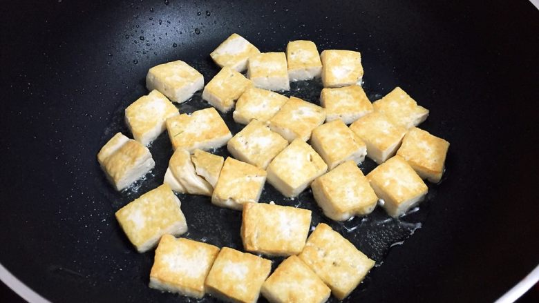 肉末豆腐,双面煎至金黄色
