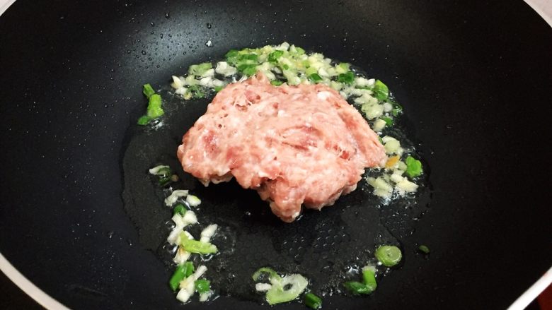肉末豆腐,放入猪肉