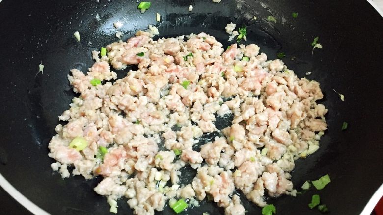 肉末豆腐,翻炒至变色,炒散