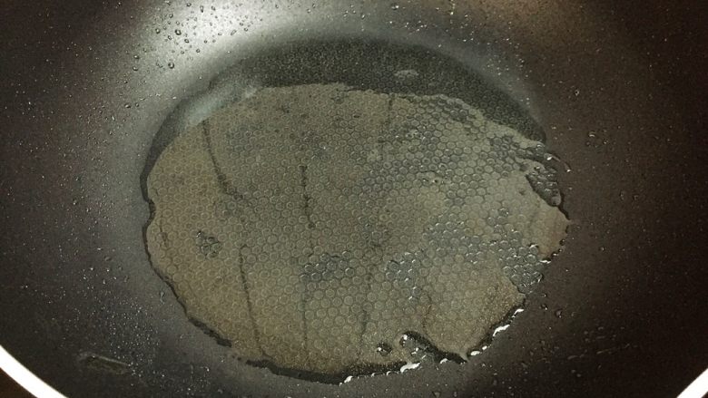 肉末豆腐,原锅倒入适量的食用油烧热
