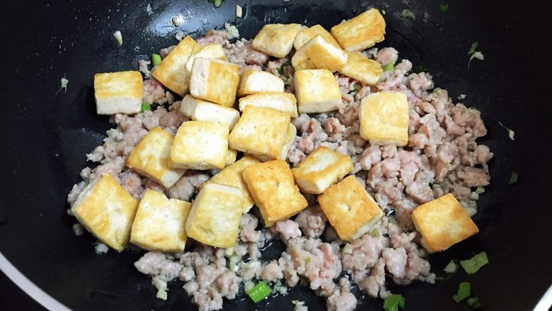 肉末豆腐,加入豆腐,翻炒均匀