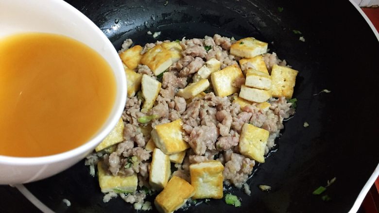 肉末豆腐,倒入刚才调好的酱汁